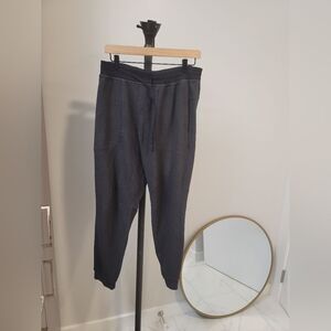 Lululemon At Ease Jogger in Heathered Black Size Large  EUC